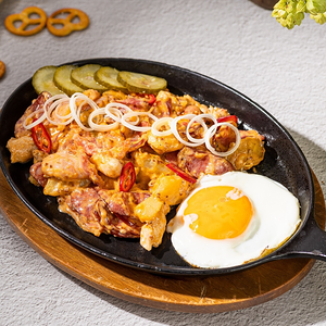 Горячая сковородка с охотничьими колбасками