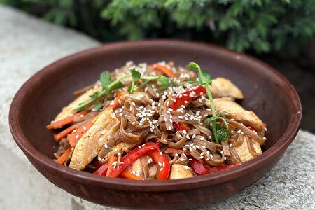 Соба с курицей и овощами