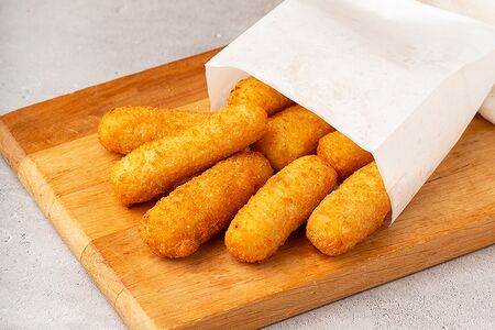 Сырные палочки в клюквенном соусе