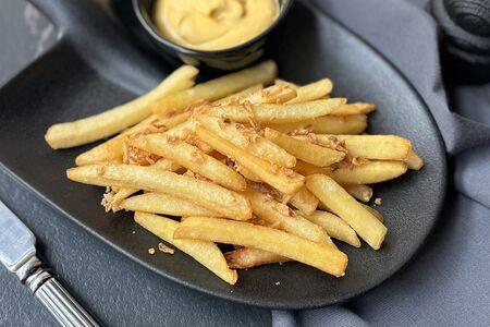 Картофель фри с жареным луком и соусом