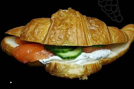 Круассан с лососем и сливочным сыром