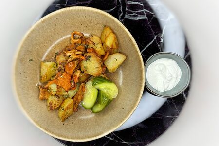 Грибы жареные с картофелем и сладким огурцом