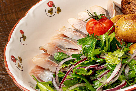 Олюторская сельдь с маринованным луком и картошкой в мундире