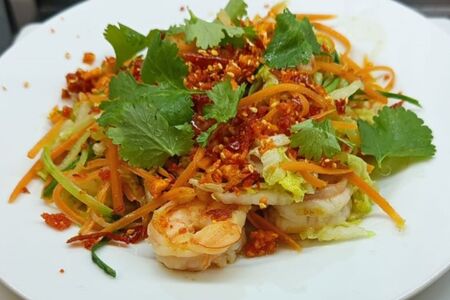 Салат с креветками в апельсиново-имбирном соусе