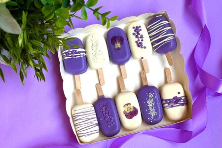 Чизкейки Эскимо на палочке в белом шоколаде Фиалки