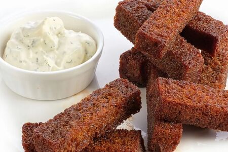 Чесночные гренки со сметанно-чесночным соусом 