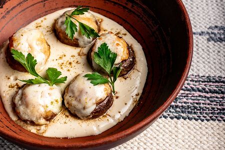 Фаршированные шампиньоны в сливочном соусе