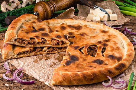 Пирог с говядиной, осетинским сыром и томатами