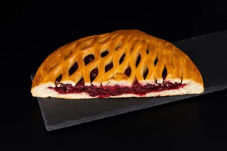 Половинка пирога с вишней