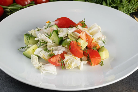 Салат со свежими овощами и маслом