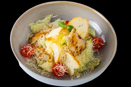 Салат Цезарь с курицей