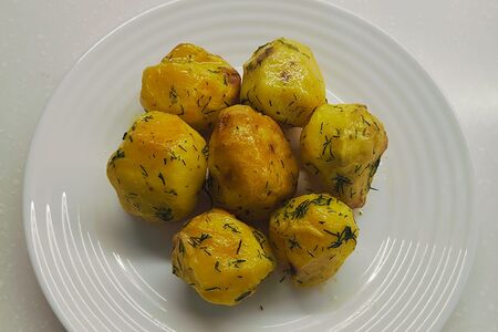 Молодой картофель с укропом и чесноком