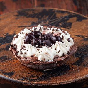 Тарталетка шоколадная с вишней