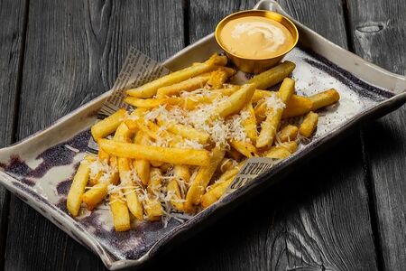 Картофель фри с пармезаном и трюфельным соусом