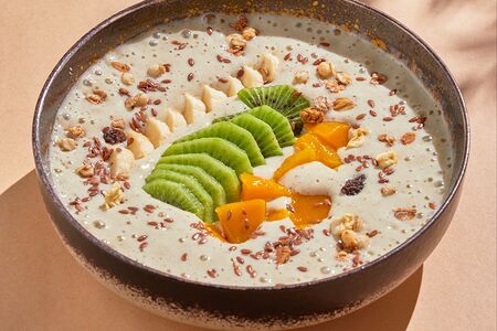 Смузи-боул с киви, манго и бананом