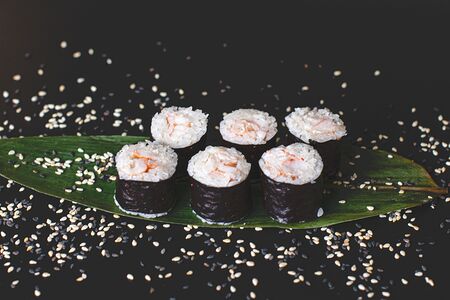 Мини-ролл с креветкой