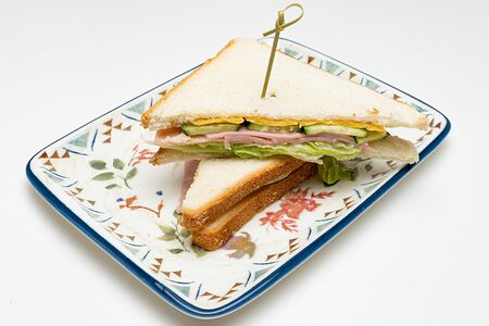 Клаб-сэндвич с ветчиной и сыром чеддер