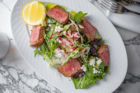 Салат стейк Тальята из стриплойна с брынзой