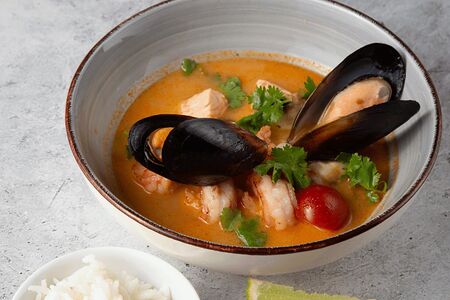 Суп том ям с морепродуктами и рисом