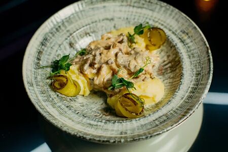 Бефстроганов с картофельным пюре