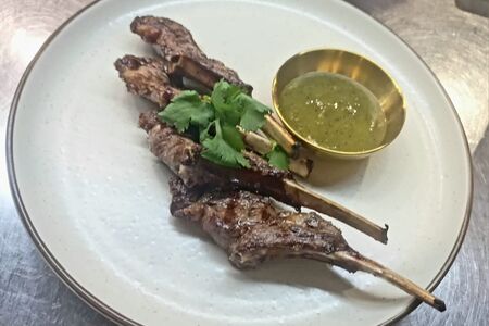 Каре молодого барашка с ткемали из киви