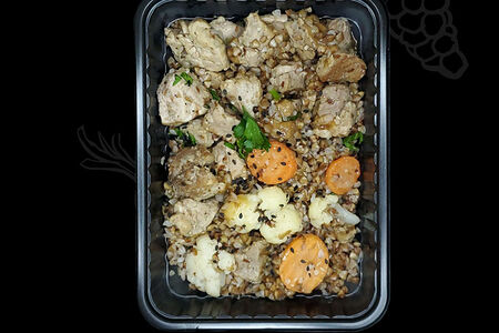 Греча с овощами и cвинoй вырезкой в азиатском стиле