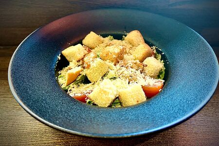 Салат Цезарь с курицей