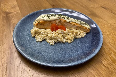 Стейк из лосося гриль с птитимом