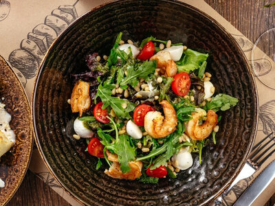 Салат с креветками и моцареллой