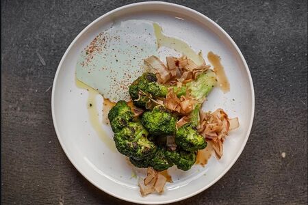 Брокколи, васаби-крем и бонито