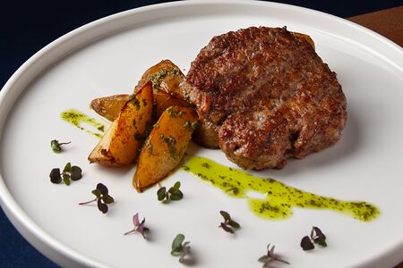 Бифштекс из говядины с картофельными дольками