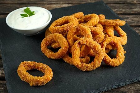 Луковые кольца 15 шт и чесночный соус