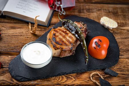 Свиная корейка с луковым конфитюром