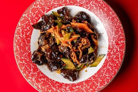 4 Салат из древесных грибов со свининой