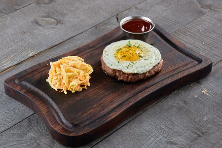 Бифштекс с сыром и яйцом