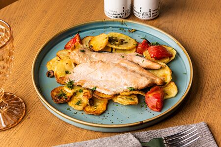 Горбуша с печеным картофелем