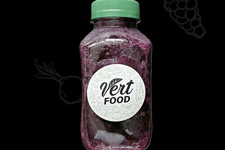 Смузи с черной смородиной, ананасом, бананом и мятой