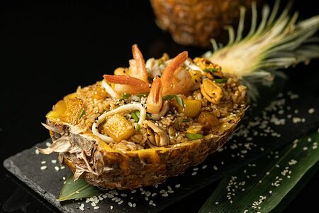 Тайский рис с морепродуктами в ананасе