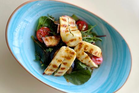 Салат с баклажанами и сыром Халуми