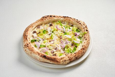 Говядина, красный лук и печеный картофель