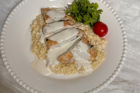 Птитим с куриной грудкой в сливочном соусе  