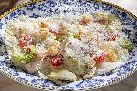 Айсберг, анчоусы и цыпленок