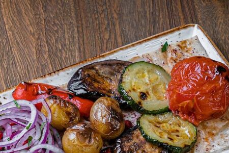 Свежие овощи на углях