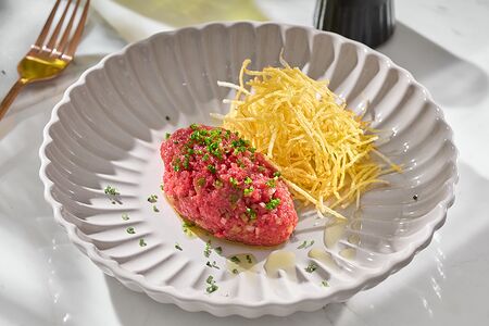 Тартар из охлажденной мраморной говядины с хрустящим картофелем