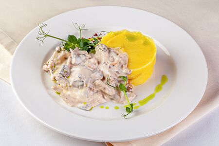 Фрикассе из куриной грудки с грибами с пюре из картофеля