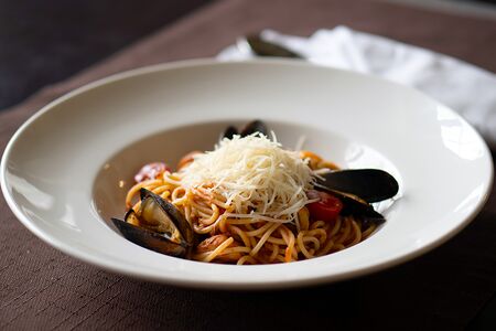 Паста с морепродуктами в томатном соусе и базиликом