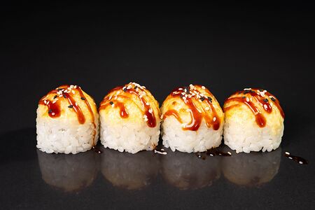 Запеченный ролл с сыром и креветкой