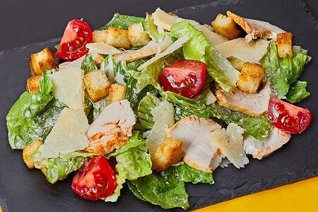 Салат Цезарь с курицей
