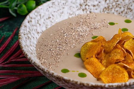 Грибной крем-суп с картофельными чипсами