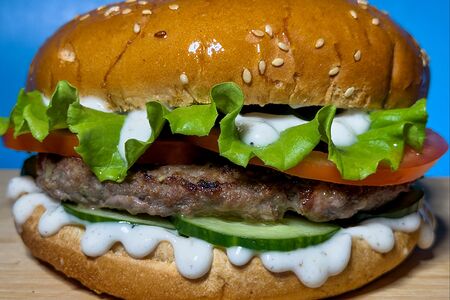 Классический бургер с говяжьей котлетой